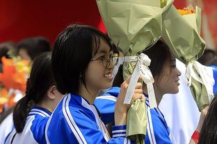 奶爸抱着孩子领取FIFA年度最佳球迷奖：感谢投票，足球万岁！